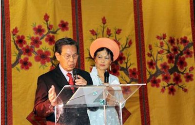 Ông Nguyễn Bá Nghị, chủ tịch CRM, giới thiệu những hoạt động nhân đạo trong chương trình Tết Trung thu hàng năm nhằm gây quĩ học bổng cho học sinh nghèo ở Việt Nam