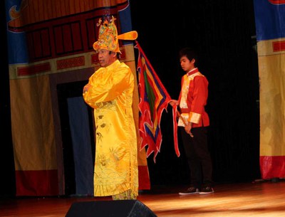 Nguyễn Bá Nghị trong vai vua trên sân khấu Tết cộng đồng tại Trung tâm Văn hóa và Đời sống-thành phố Villeurbanne